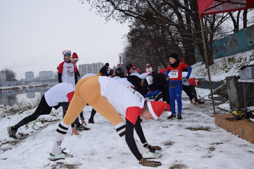 Mikołajkowy Bieg Prezentów w Opolu. Uczestnicy mieli do...