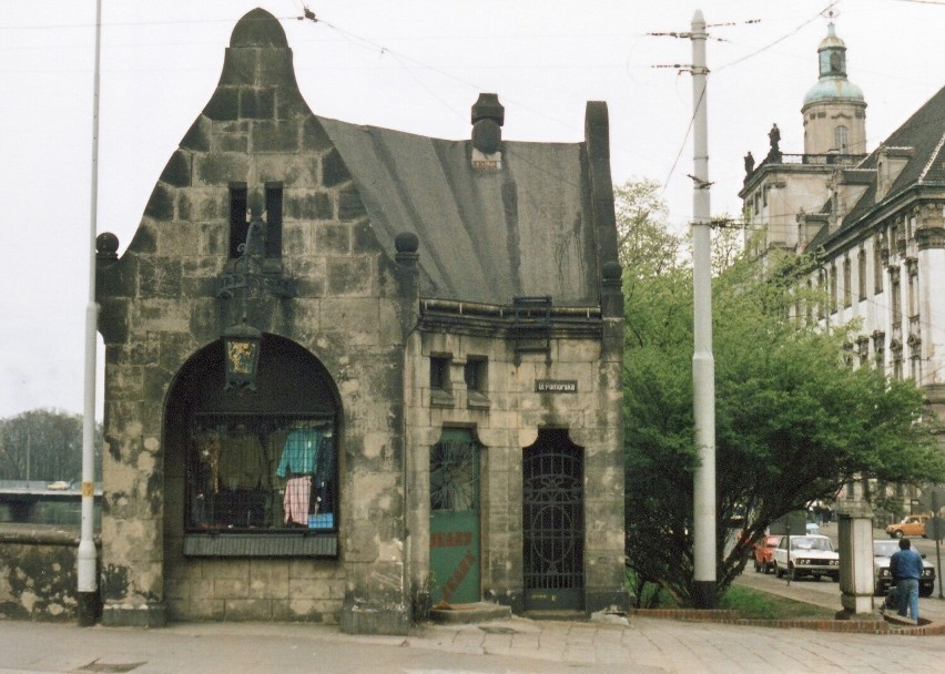 Pawilon przy mostach Pomorskich we Wrocławiu.