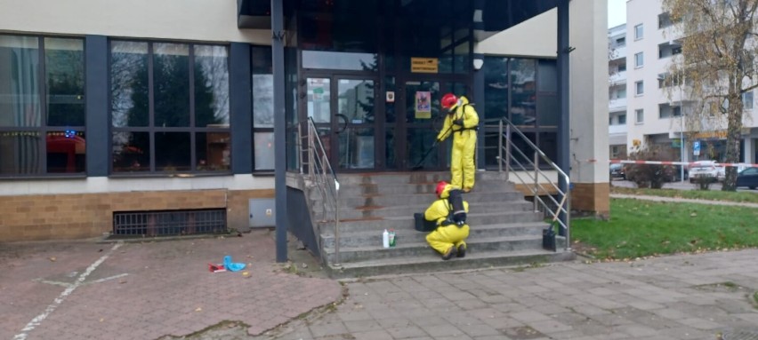 Strażacy wezwani do nieznanej substancji rozlanej na schodach w Pile [ZDJĘCIA]