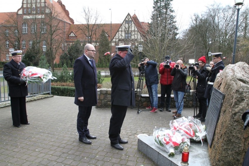 Złożeniem kwiatów uczcili 75. rocznicę zakończenia hitlerowskiej okupacji w Wejherowie |ZDJĘCIA