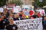 Protest ratowników medycznych. "Niewolnicy systemu" strajkują przed ministerstwem [ZDJĘCIA]