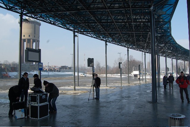 Tak wygląda dworzec autobusowy z przeszkloną wiatą. To jeden...