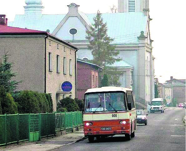 CHEŁM ŚLĄSKI
Do 30 sierpnia gmina zamierza wybudować chodnik przy ul. Śląskiej wraz z odwodnieniem i odtworzeniem jezdni na odcinku od ul. Chełmskiej do ul. Odrodzenia.  W planach jest też przebudowa drogi dojazdowej do pól przy ul. Młyńskiej.