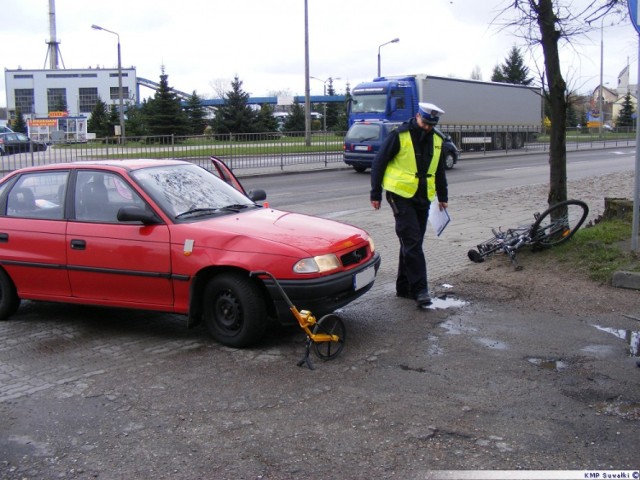 Wypadek w Suwałkach. Auto potrąciło rowerzystę