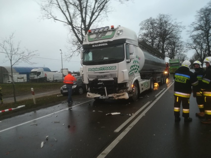 Wypadek w Łęgu Kolonii. 22-latka z gminy Czersk w stanie ciężkim w szpitalu. Wjechała pod ciężarówkę