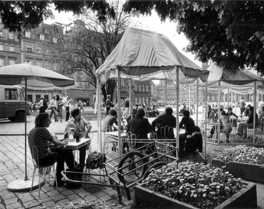 1980 r. Ogródek restauracji Ratuszowa na wrocławskim Rynku