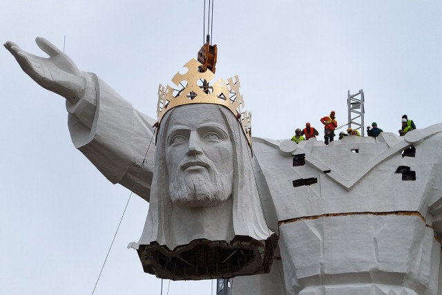 Montaż największego na świecie pomnika Chrystusa Króla