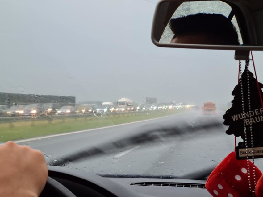 Wypadki na autostradzie A1 pod Włocławkiem po intensywnych ulewach i burzy [zdjęcia]