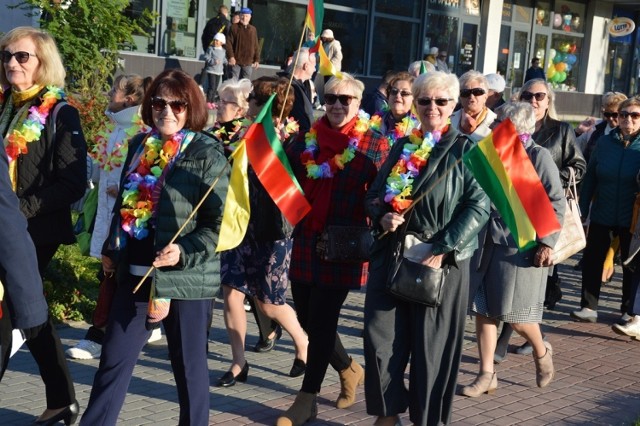 Przemarsz seniorów przez miasto z Centrum Aktywności Seniora do Spółdzielczego Domu Kultury