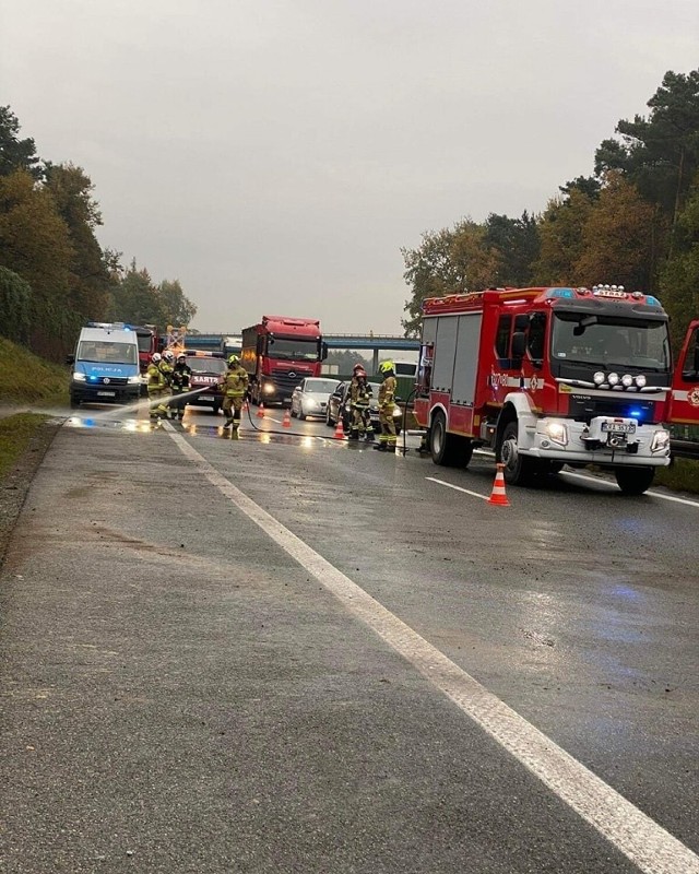 Na A4 w kierunku Rzeszowa doszło do dachowania samochodu. Dwie osoby zostały poszkodowane