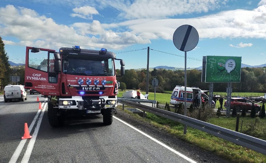 Na krajówce pod Limanową zderzyły się ciężarówka i osobówka. Jedna osoba w szpitalu