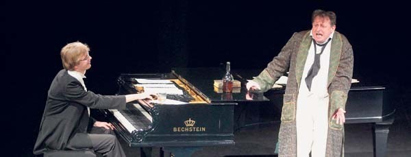 Na scenie Andrzej Warcaba i pianista Grzegorz Głowacki w...
