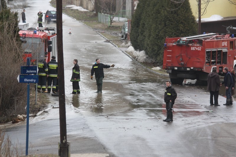 Zawiercie: Zalane Blanowice. Strażacy-ochotnicy wypompowują wodę z dzielnicy [ZDJĘCIA]