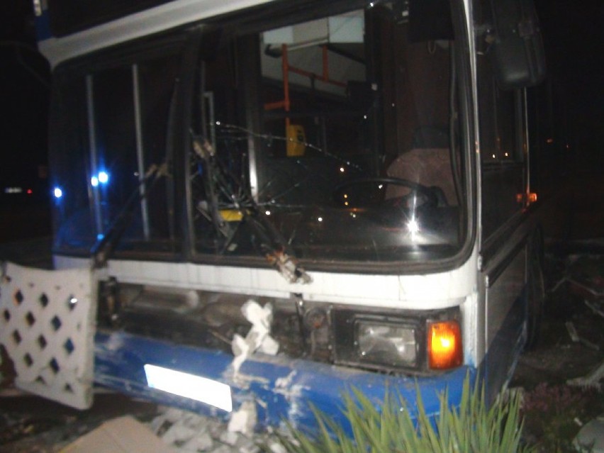 Autobus staranował płot w Kamieńcu