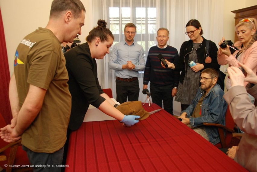 Odnalezione przez IPN przedmioty żołnierzy przekazane do Muzeum Ziemi Wieluńskiej [FOTO]