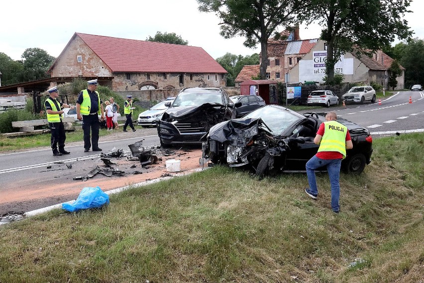 Pilne! Śmiertelny wypadek na DK 94 w Studnicy między Legnicą a Chojnowem. Czołowo zderzyły się dwa samochody, droga jest zablokowana