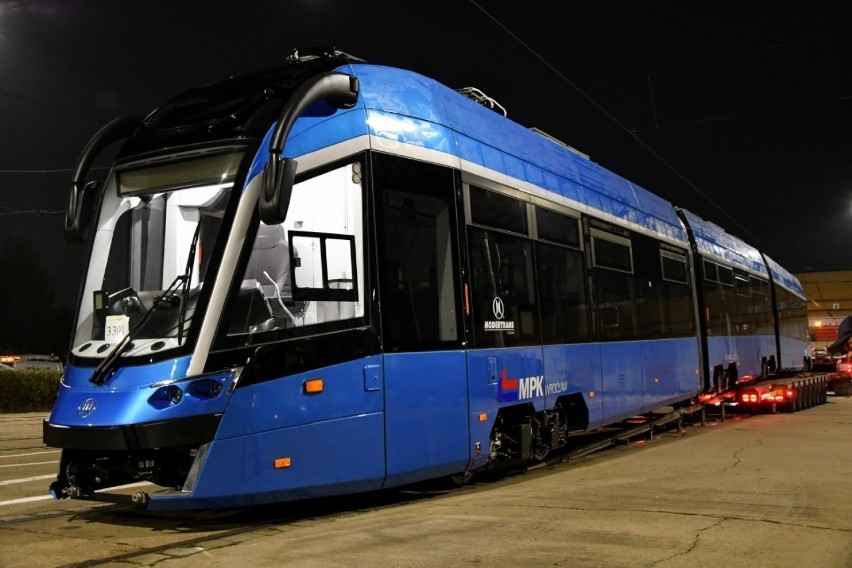 Premierowy pokaz najnowszych tramwajów, prawdziwy Św....