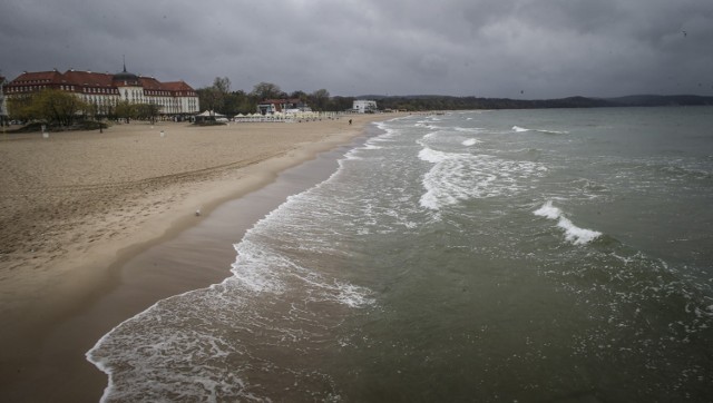 29.04.2017 sopot,  dlugi weekend - pogoda nie sprzyja wypozynkowi nad morzem. w pierwszy dzien dlugiego weekendu pada deszcz.   fot. karolina misztal / polska press / dziennik baltycki