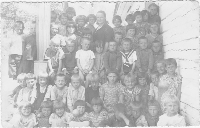Radoszkowice rok 1939 - w trzecim rzędzie od góry, piąta od prawej, Ligia Szymczak z domu Kicińska