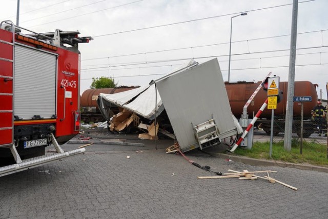 Kierowca tira przełamał szlabany wjechał pod pociąg towarowy w Świebodzinie. Były pijany.