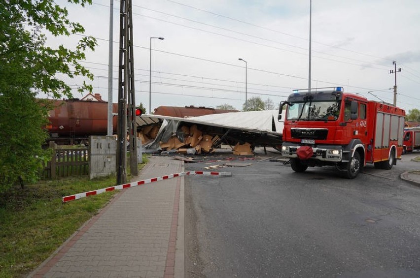 Kierowca tira przełamał szlabany wjechał pod pociąg towarowy...