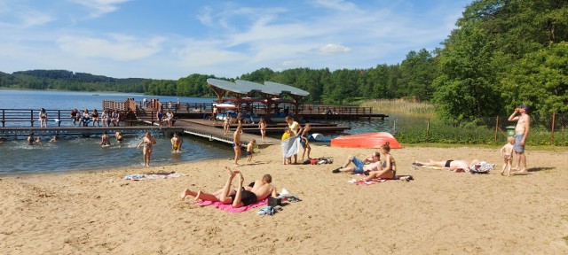 W upalną niedzielę 6 czerwca nad jeziorem w Górznie wypoczywało sporo osób