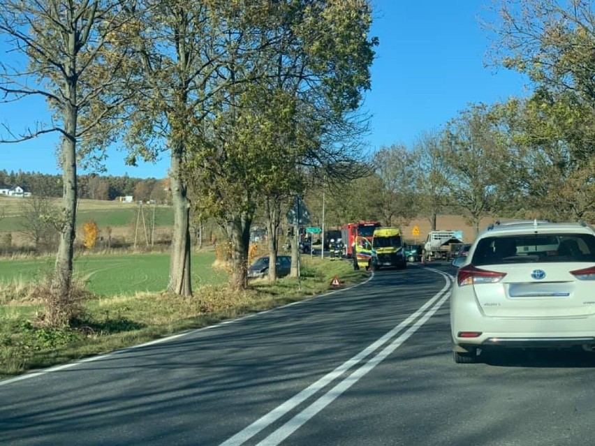 Bożków: Wypadek na DW 381. Zderzenie 3 pojazdów. Jedna osoba...