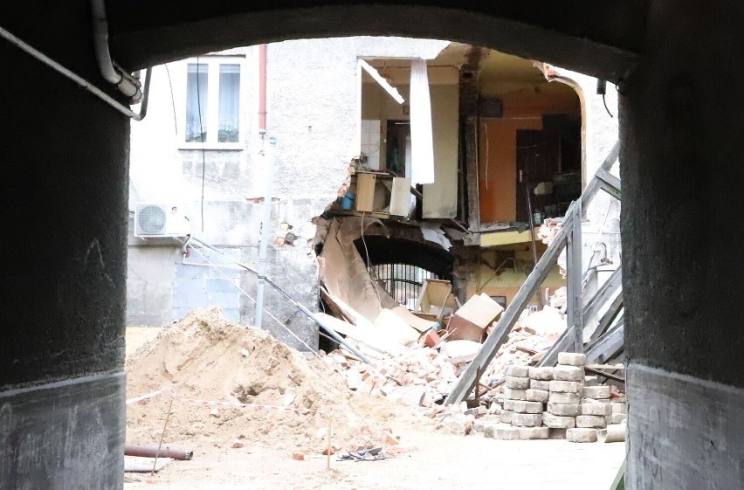 Katastrofa budowlana przy ulicy 25 Czerwca w Radomiu. Lokatorzy z oficyny w zawieszeniu. Bez