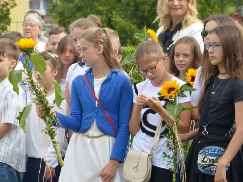 Uczniowie z Ostrowca zakończyli rok szkolny (ZDJĘCIA)