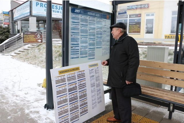 Nowe rozkłady jazdy na przystankach autobusowych  są czytelniejsze, bo mają większe litery i cyfry.