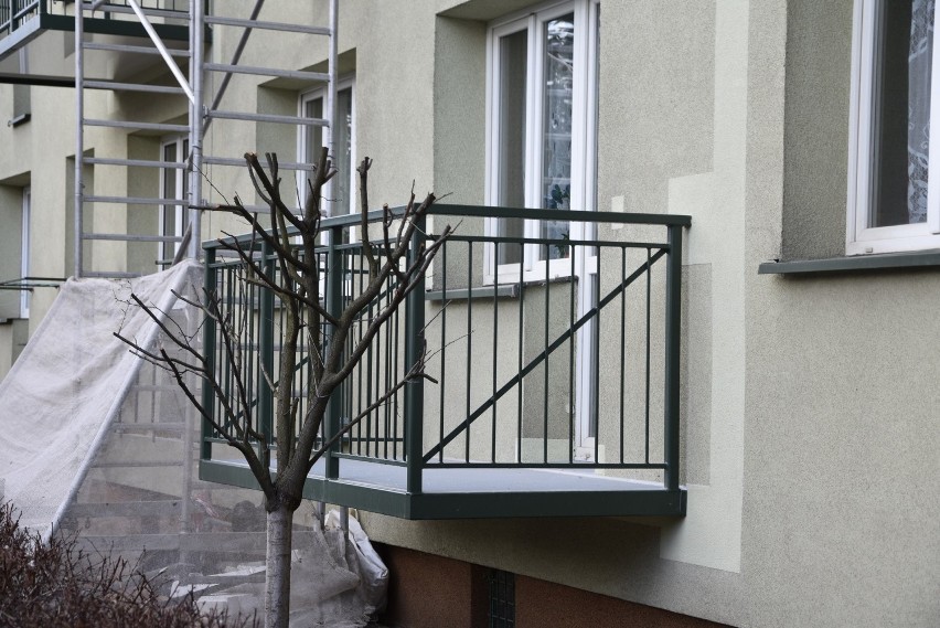 Balkony zostały już dostawione do bloków przy ul. Reymonta,...