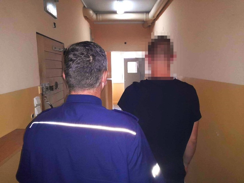 Policjanci z Kościerzyny podczas kontroli 23-latka znaleźli w kurtce mężczyzny marihuanę