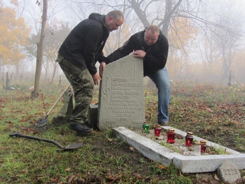 Kibice Lecha Poznań sprzątali cmentarz przy ul. Samotnej [ZDJĘCIA]