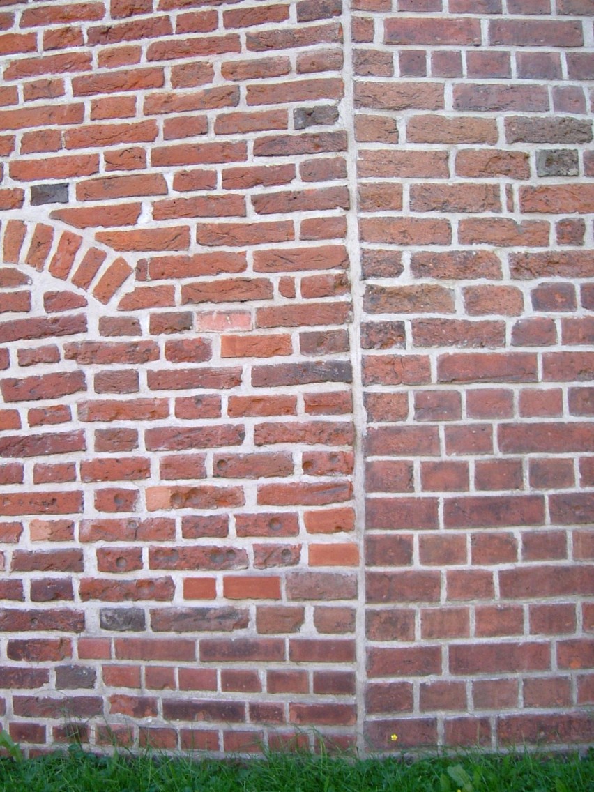 Rys. 52. Ściana zakrystii kościoła św. Mikołaja. Szew na styku z palcówką gotycką (po prawej stronie).