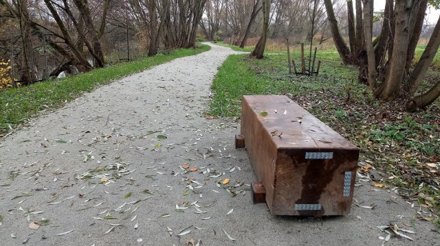 Nowe ławki przy ścieżkach pomiędzy Białym Mostem i Winnicą przyciągają uwagę oryginalnym wyglądem. Mamy nadzieję, że okażą się trwałe i posłużą nam całe lata.