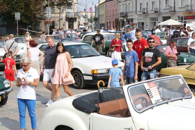 W sobotnie popołudnie można było oglądać na Rynku w Kielcach ponad 30 zabytkowych samochodów. Nie brakowało zainteresowanych przyjrzeniem się bliżej legendom motoryzacji.