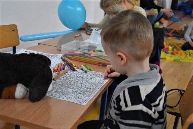 Dzieci z przedszkoli i szkół podstawowych stosunkowo szybko integrują się z polskimi rówieśnikami. Pomaga w tym pozytywne nastawienie młodych Polaków do uczniów z Ukrainy