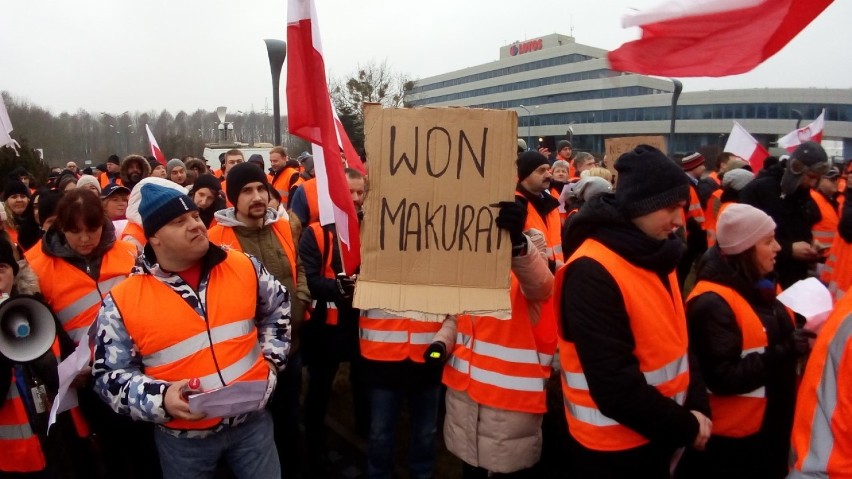 Protest spółki Lotos Kolej. Związkowcy czekają na decyzję zarządu [ZDJĘCIA, WIDEO]