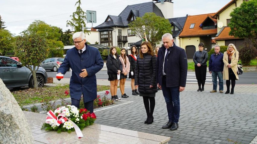 Obchody Dnia Niepodległości w gminie Siedlec - składanie kwiatów pod pomnikiem