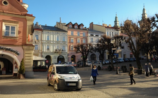 Rynek - nie powinny tam wjeżdżać samochody.