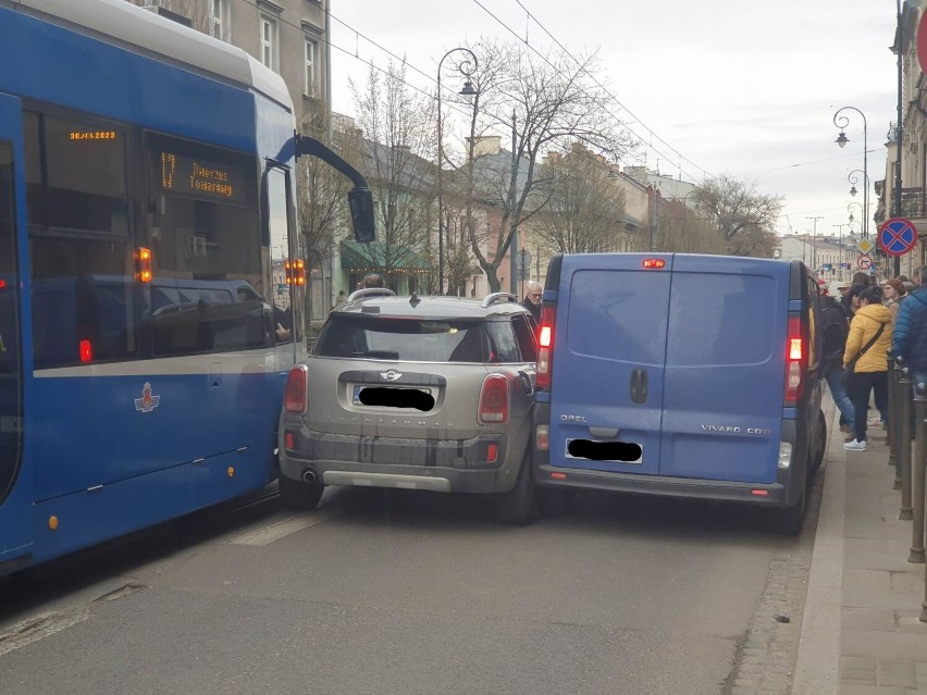 W czwartkowe popołudnie tramwaje nie mają lekko. Jedno auto wjechało prosto na szyny, a drugie zaklinowało się między tramwajem a busem 