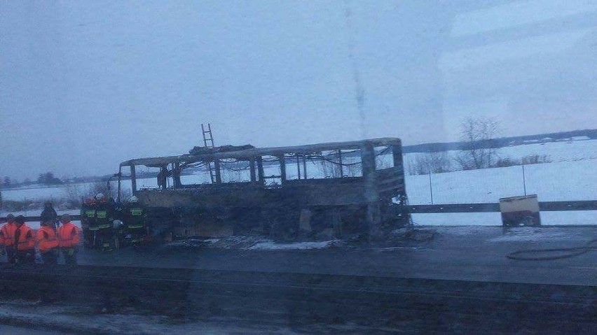 Zablokowana S8 koło Tomaszowa Maz. Koło Czerniewic zapalił się autokar