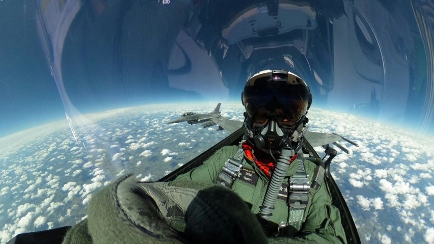 Major Dominik Duda za sterami F-16. Jako pilot tak szybkiej...