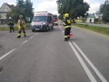 Borki koło Szczucina. Wypadek z udziałem samochodu osobowego i skutera na DW 982, jedna osoba trafiła do szpitala [ZDJĘCIA]