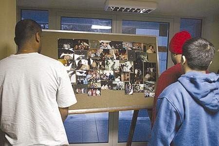 Przyjaciele Omara (boją się pokazać twarze) ustawili w akademiku tablicę, do której przypięli zdjęcia zmarłego. Fot. Arkadiusz Ławrywianiec