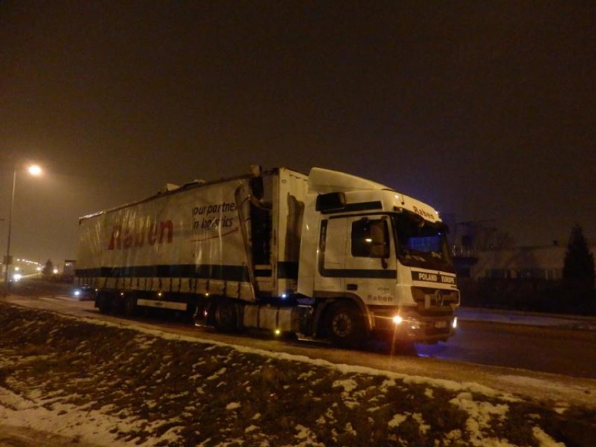 Gniezno: TIR zaklinował się pod Trzema Mostami