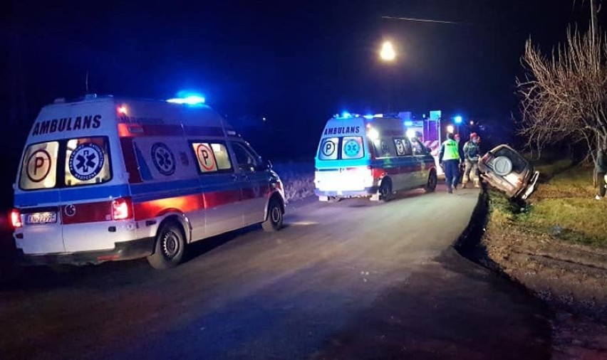 Nocny wypadek na drodze w Zawadce. Dwie kobiety zostały ranne [ZDJĘCIA]
