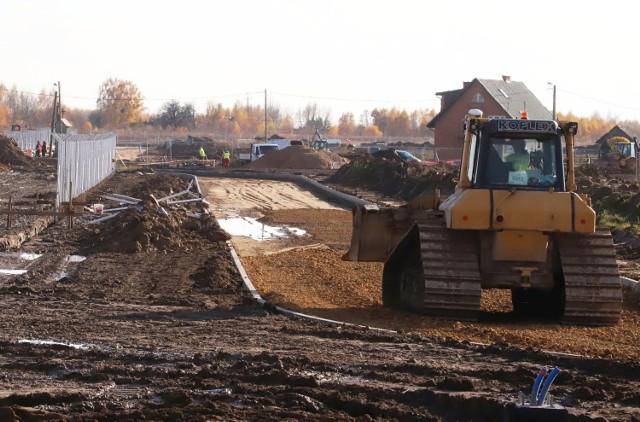 Rozbudowa, a właściwie budowa portu lotniczego od nowa, wiąże się z koniecznością zajęcia działek w otoczeniu samego lotniska.