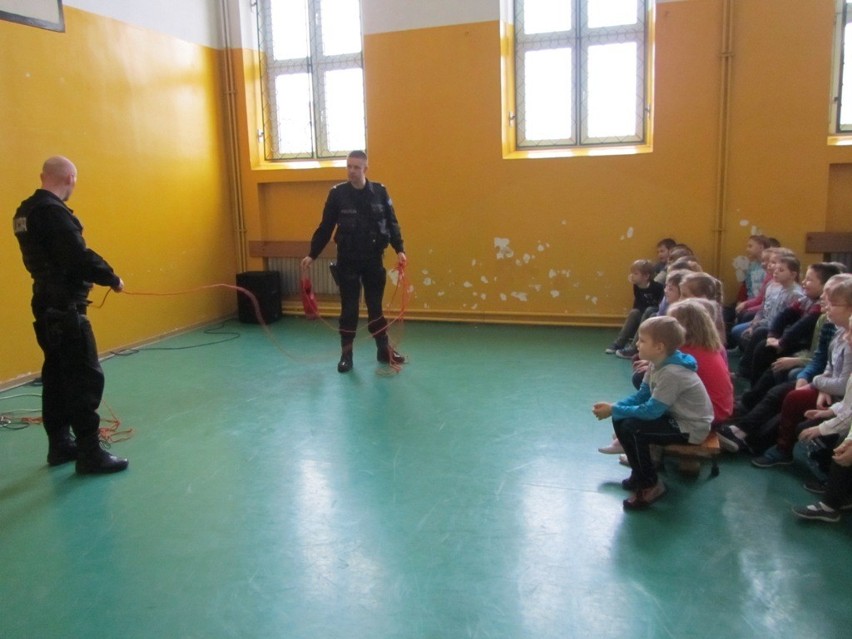 Chodcz: Policjanci z Włocławka odwiedzili Samorządowy Zespól Placówek Oświatowych w Chodczu [FOTO]