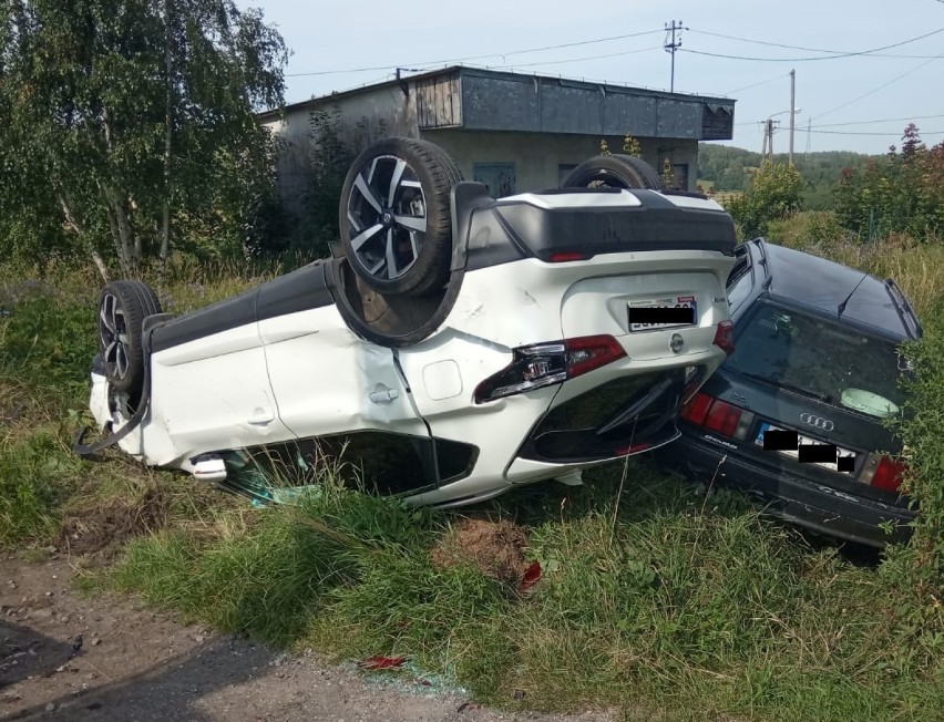 Wypadek na drodze wojewódzkiej nr 226 w Mierzeszynie. Jedno auto dachowało, jego kierowca ranny [ZDJĘCIA]